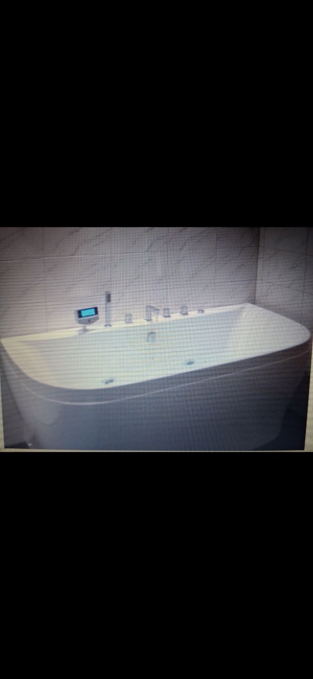Badewannen: Whirlpoolbadewanne mit Luftdüsen – Gebraucht aus Zuzwil SG von SunnyBoy2017