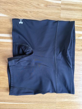 Under Armour: Schwarze, kurze Sporthose