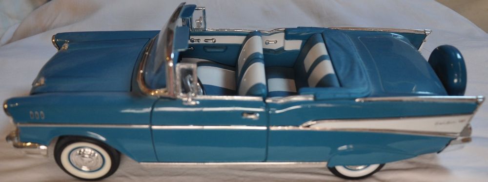 Modellino Chevrolet Bel Air Cabrio 1957 Scala 1:18 Color Crema - Road Signature