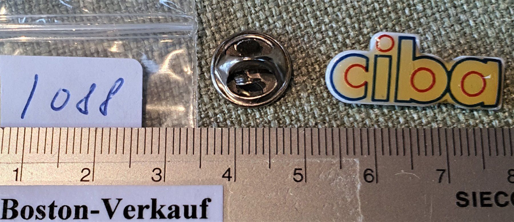 Placchette & Badge: I088 - Pin ciba Basel Logo – Usato da Reinach BL venduto da Boston-Verkauf 1