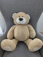 grosser Teddy Bär