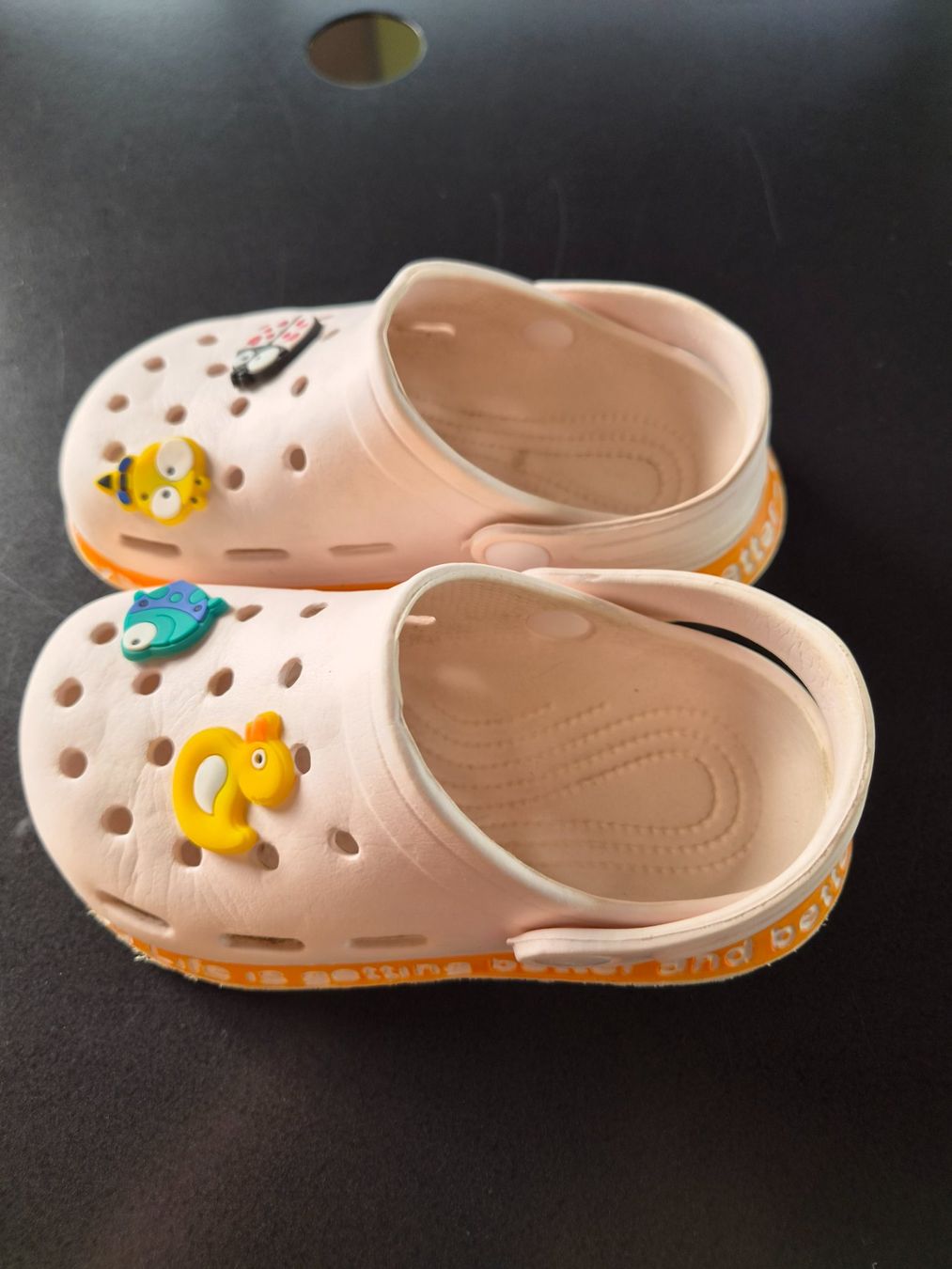 Chaussures garçon: Kinder Clogs hellorange mit Tiermotiven Grösse 26 – D'occasion à Ibach par urs_sl5h 2