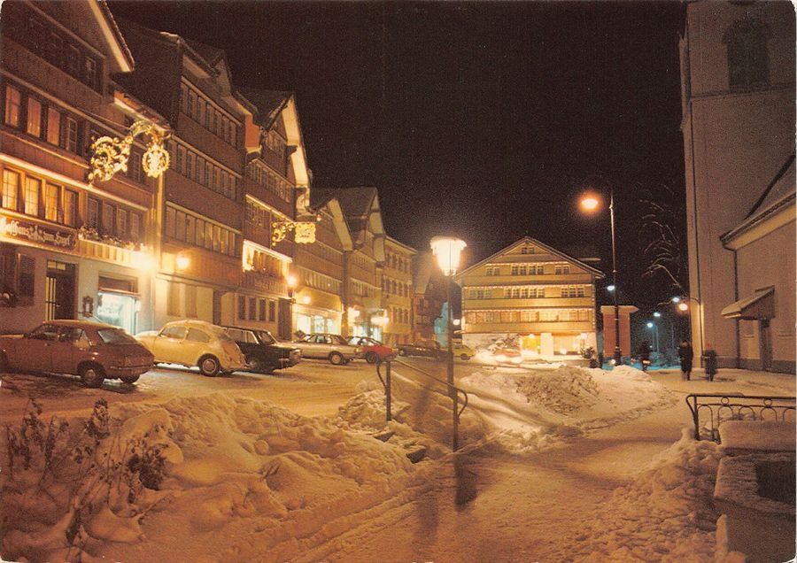 Ansichtskarten: Urnäsch, Dorfplatz verschneit, Oldtimer, um 1980-85 – Gebraucht aus Frauenfeld von POML