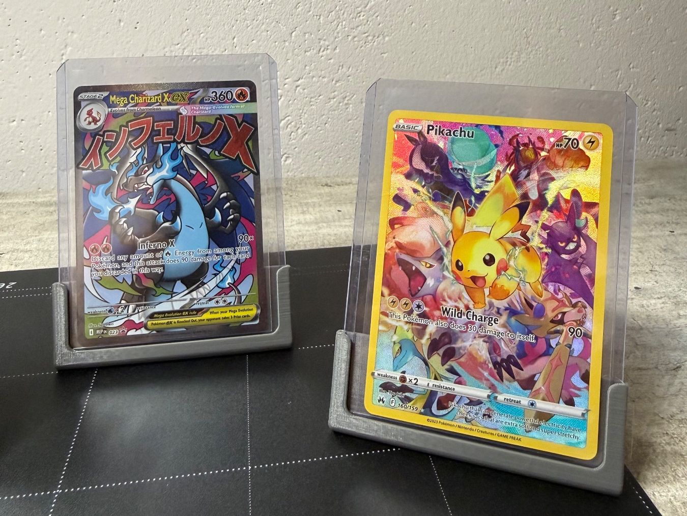 Carte collezionabili: Pokémon Toploader Card Stand – Single Display Holder – Nuovo e nell'imballaggio originale da Gandria venduto da PokeBrothersCH 1