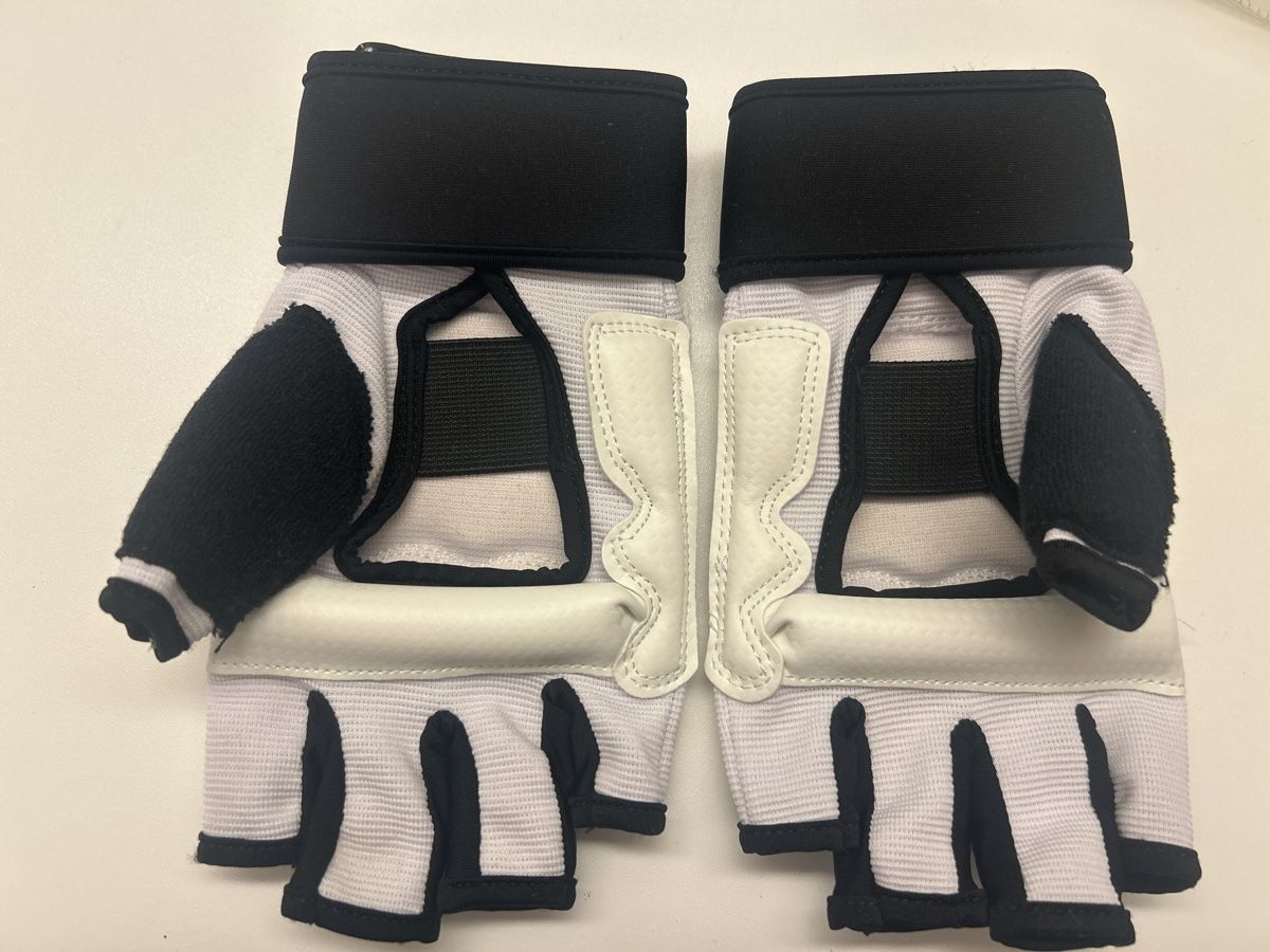 Guanti & manicotti: Taekwondo Handschuhe Grösse 5-Medium – Nuovo (secondo la descrizione) da Erlenbach ZH venduto da milalond 1