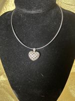 Collier ras du cou argenté avec pendentif coeur brillant