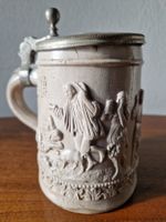 Antiker Bierkrug mit Zinndeckel,  Curia P G 1871, Reliefbild