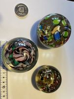 Lotto di 3 fermacarte in vetro artistico stile Murano 