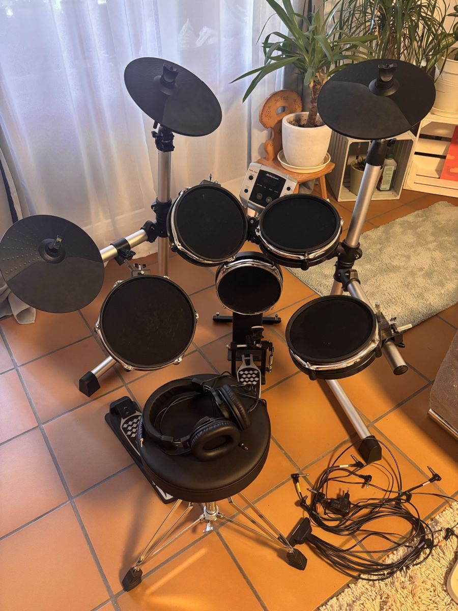 Thomann Strumenti musicali: Elektronisches Schlagzeug Set mit Hocker und Kopfhörer – Usato da Däniken SO venduto da Jasmin4658
