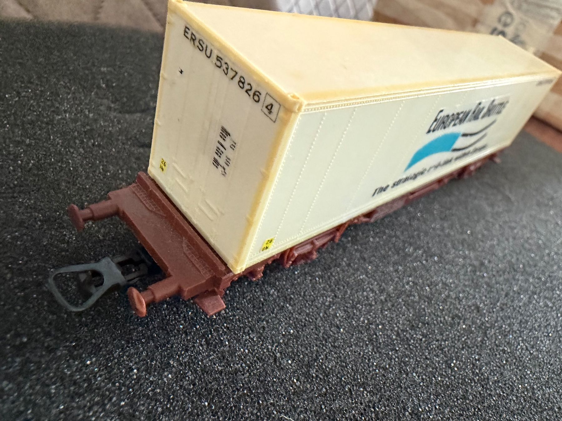 Modelleisenbahnen: Modelleisenbahn Wagen mit Container – Gebraucht aus Duggingen von Ysvogel 1