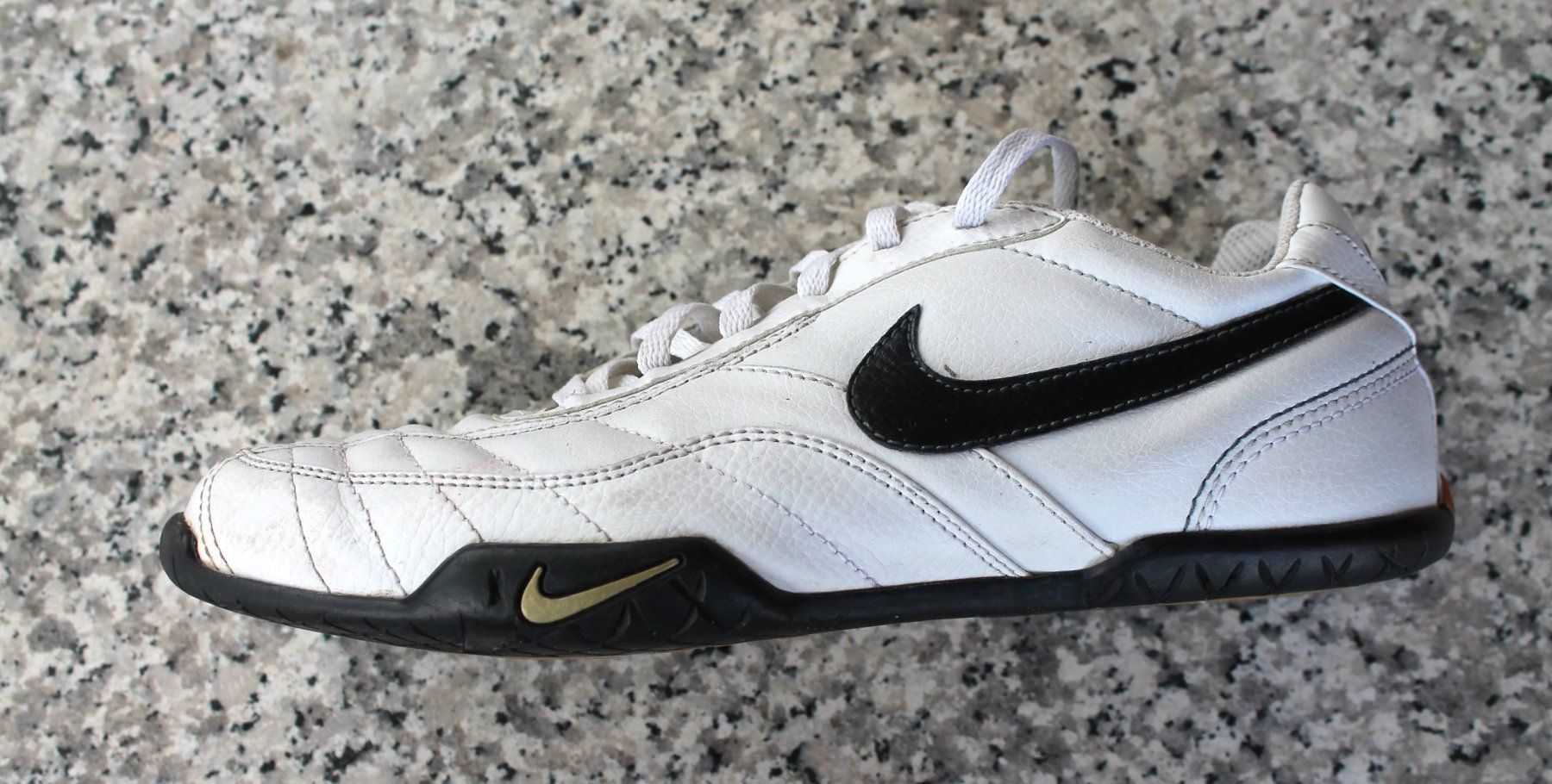 Nike Chaussures hommes: Baskets en cuir NIKE 41 – D'occasion à Chez-le-Bart par jasse 1