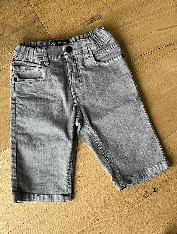 Hosen: Kurze Jeanshose Gr.128 grau – Gebraucht aus Oberkirch LU von ocki
