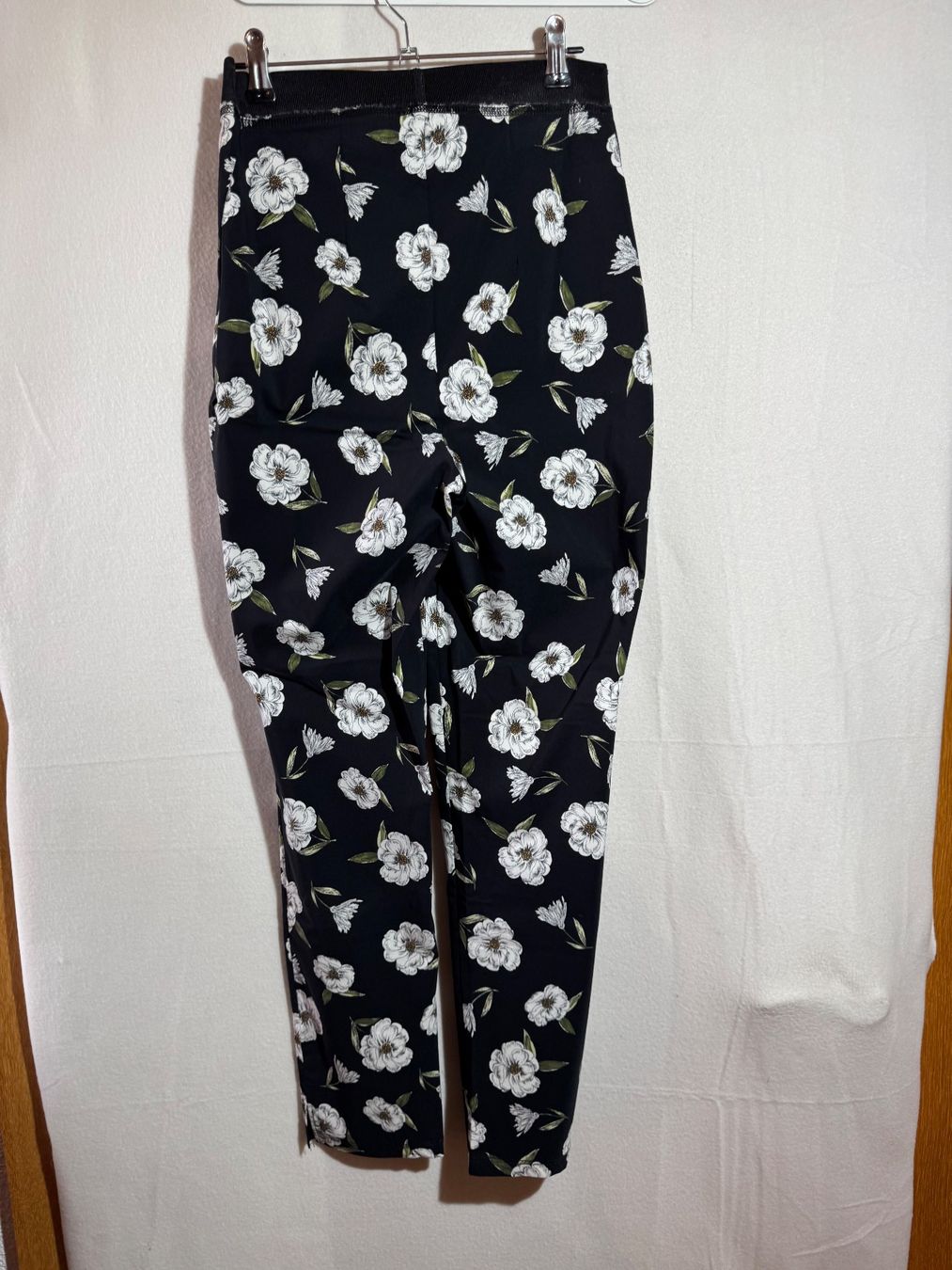 Pantaloni: Schöne geblümte  Hose Gr. S – Usato da Grosswangen venduto da second_hand_dress 2