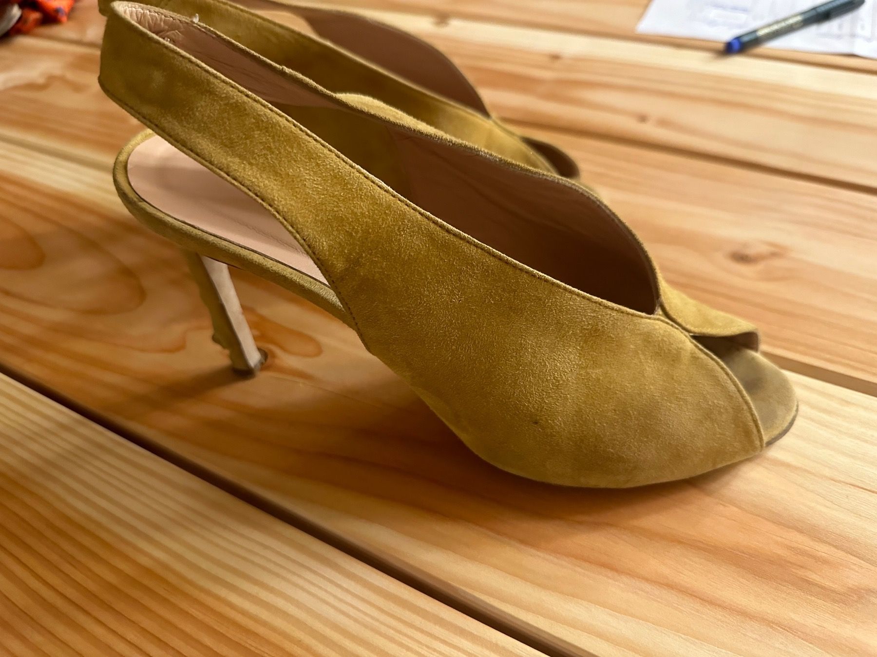 Scarpe da donna: Ockerfarbene Pumps, Italienischer Wildleder – Usato da Cham venduto da ninochka02 3