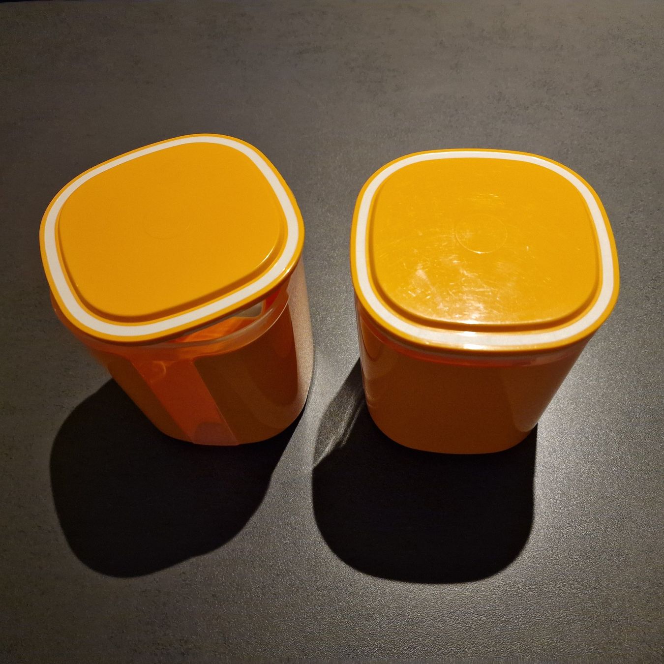 Tupperware Contenitori & Simili: Tupperware 2 x Aufbewahrungsbehälter orange / weiss – Usato da Wohlen AG venduto da alphons31
