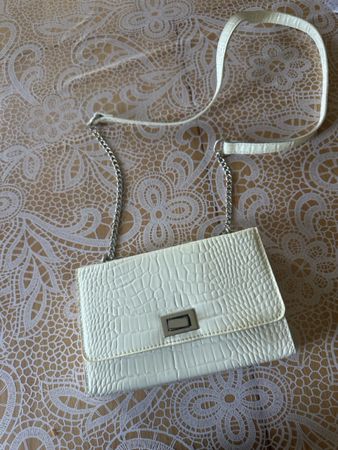 Damen Handtasche weiss Kroko Optik mit Kettenschultergurt