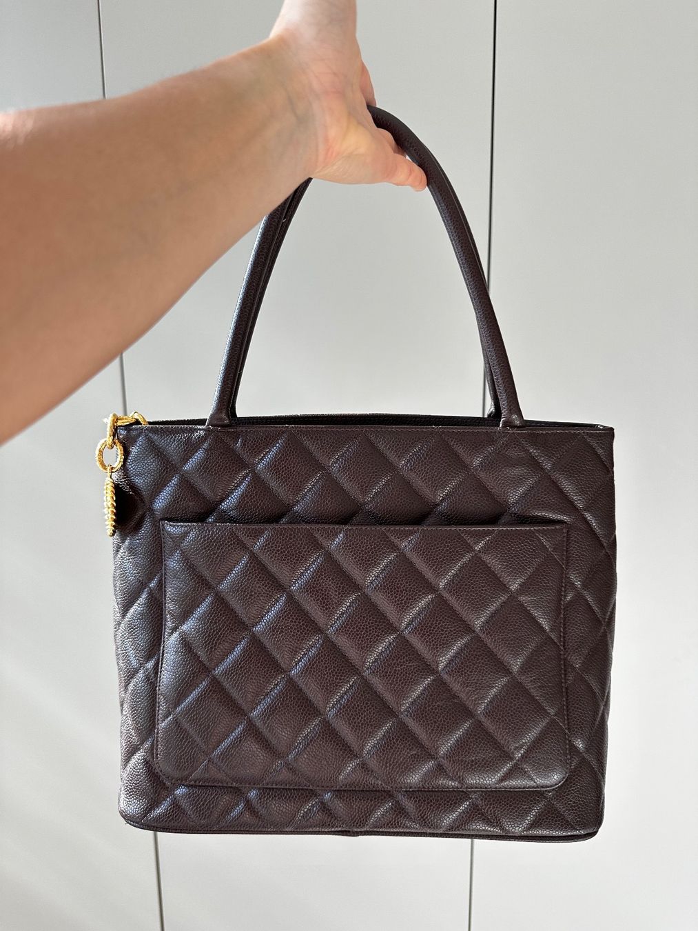 Chanel Borse da donna: Vintage impeccable Chanel Medaillon store chocolate brown – Usato da Zürich venduto da ThBaem 2