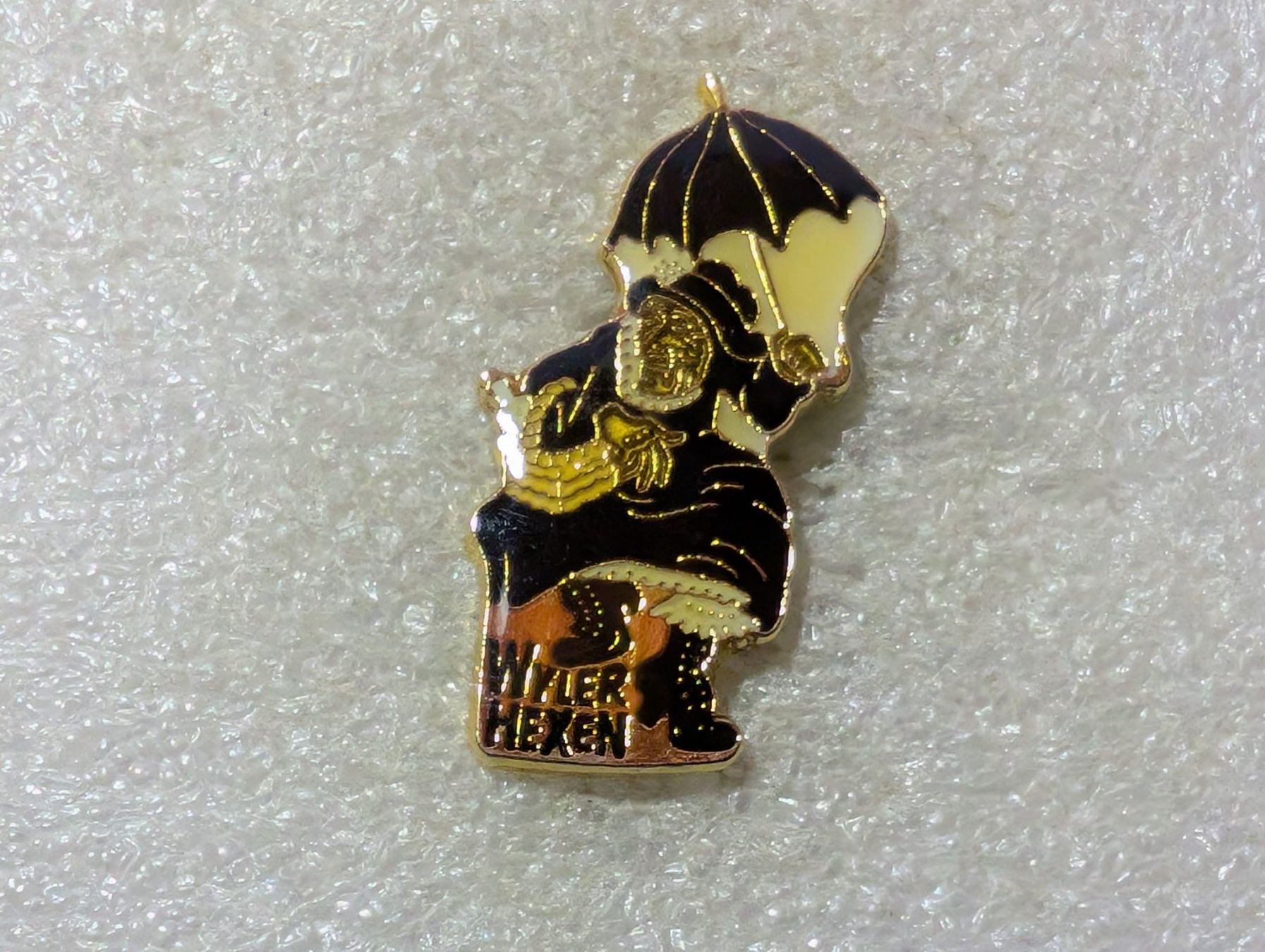 Plaketten & Abzeichen: Ansteckpin 186: Wyler Hexen – Gebraucht aus Oppligen von Pin-Fall-Shop