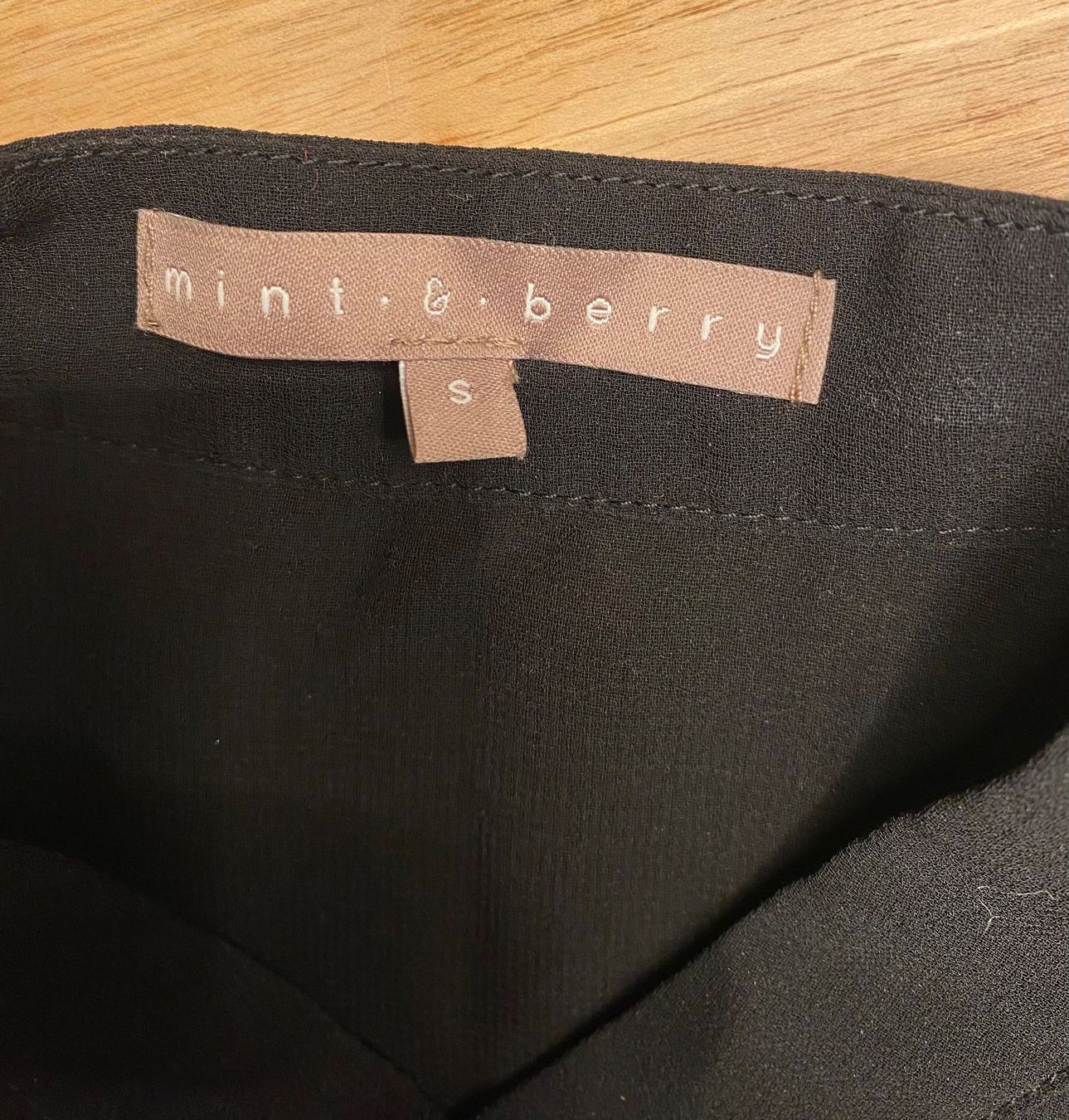 Mint & Berry Blusen: Bluse Mint&Berry 36 mit Stehkragen schwarz – Gebraucht aus Herrenschwanden von Cate67