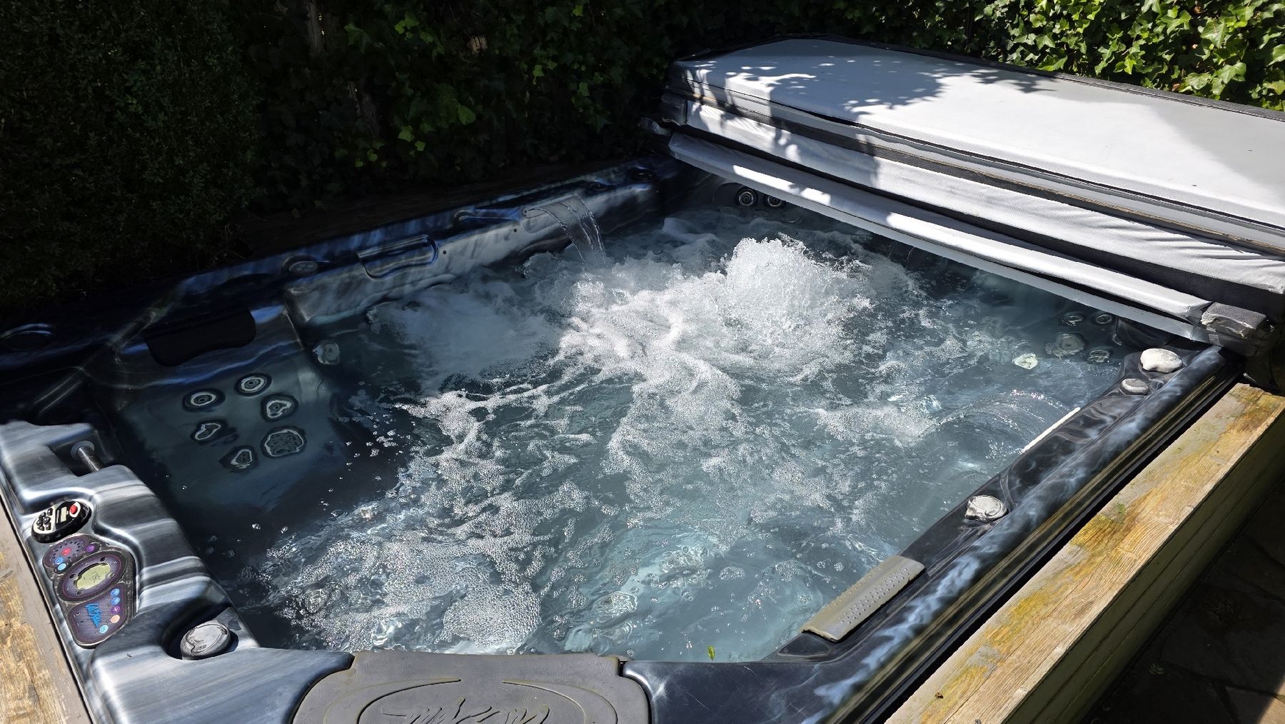 Whirlpool: Whirlpool 9 Plätzer mit Massagedüsen und Wasserfall – Usato da Buttwil venduto da mar_7hcv 4