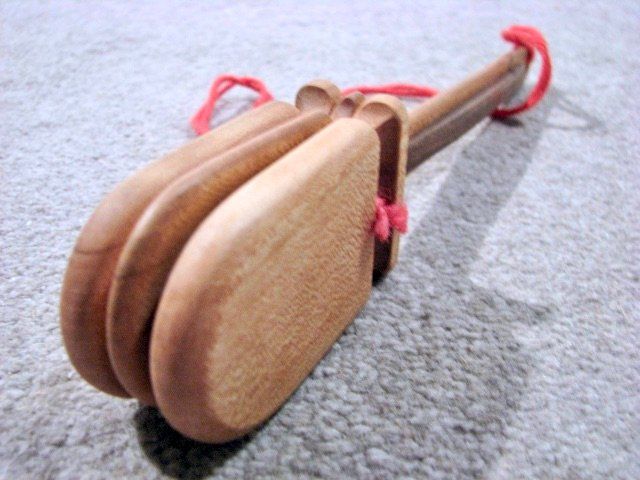 Musikinstrumente: Stiel Kastagnette Klapper Holz Rhythmus Instrument Handarbei – Neu (gemäss Beschreibung) aus Wil ZH von Arbolero 2
