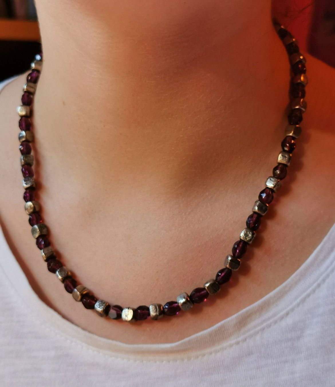 Catenine: Collier en laiton et perles mauves – Nuovo (secondo la descrizione) da Veyrier venduto da Leilazizou 1
