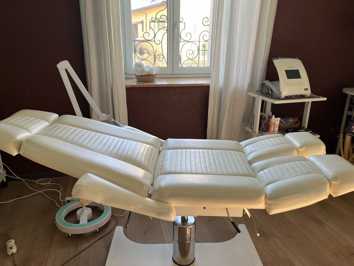 Lettini & sedie per cosmetici: Table de soins Silhouet-Tone – Usato da Chézard-St-Martin venduto da YuryAndrea 2