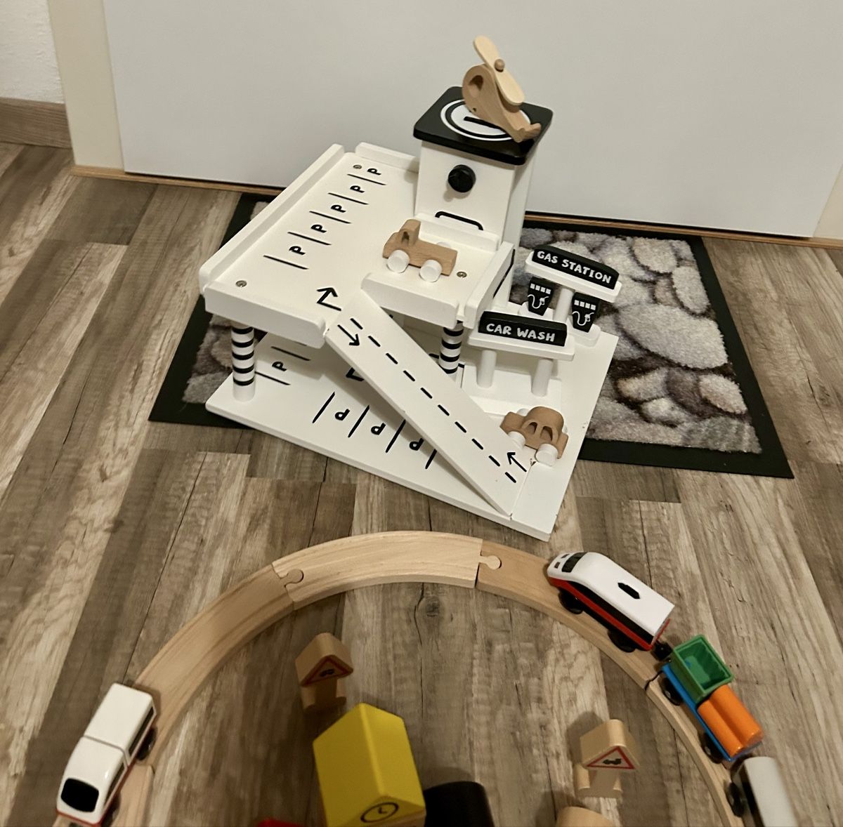 Ikea Spielzeuge: Circuit de train complet Lillabo et Garage – Gebraucht aus Petit-Lancy von Pierre_le_voyageur 3