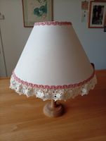 Total süsser Lampenschirm mit Spitzen aus den 70ern H 22 cm