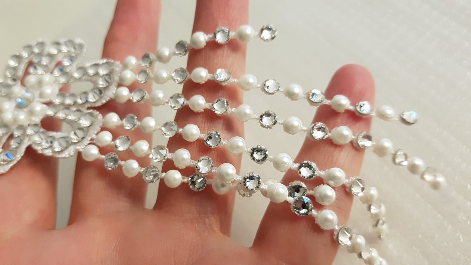 Tutte le decorazioni: Spitze Applikation mit Swarovski StrassSteine. – Nuovo (secondo la descrizione) da Zürich venduto da ata_c8nh 2