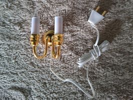 Hübsche Puppenhaus Lampe mit Stecker, goldfarbig, Licht geht