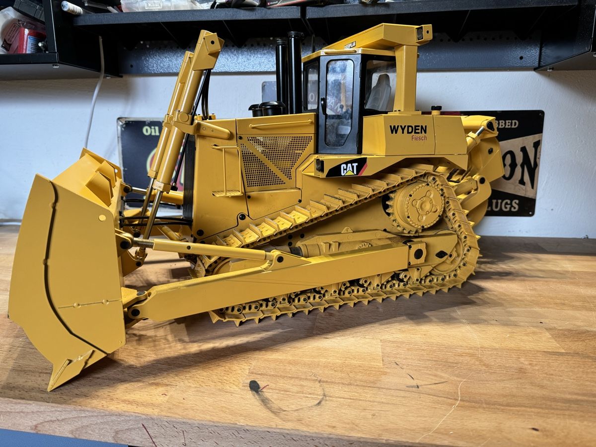 Caterpillar RC Modellbau: Bulldozer 1/14 caterpillar D10 rc  – Gebraucht aus Dorénaz von  2