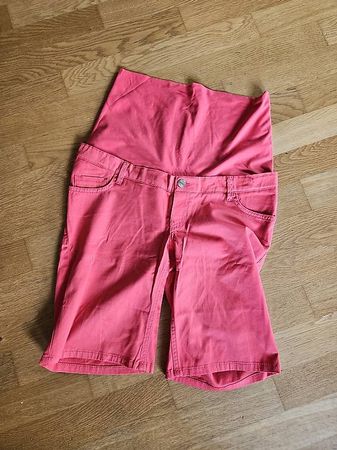 neue Umstandsshorts von Esprit