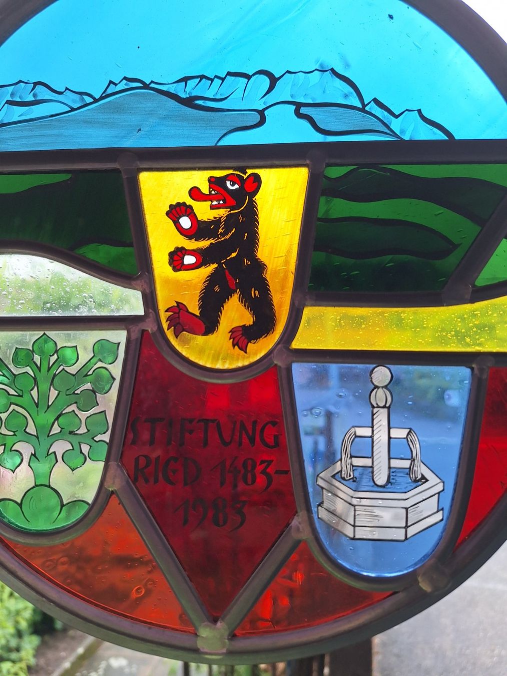 Sonstige Antiquitäten & Kunst: WAPPENSCHEIBE - 500 J. STIFTUNG RIED -- 1983 – Gebraucht aus Huttwil von Kunterbuntli