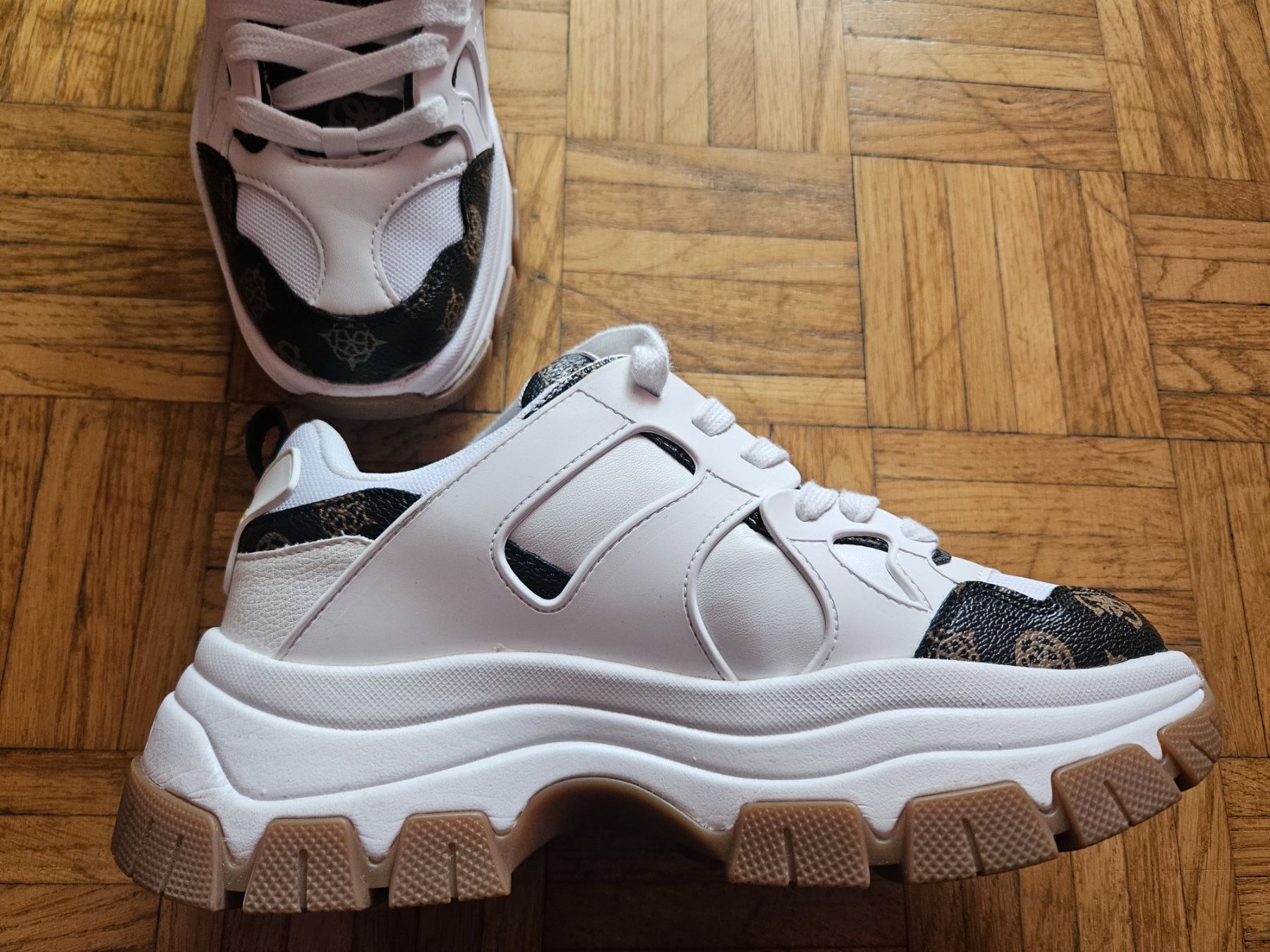 Guess Scarpe da donna: Guess Sneaker Grösse 40 - new! – Nuovo (secondo la descrizione) da Zürich venduto da SkullLady88 2