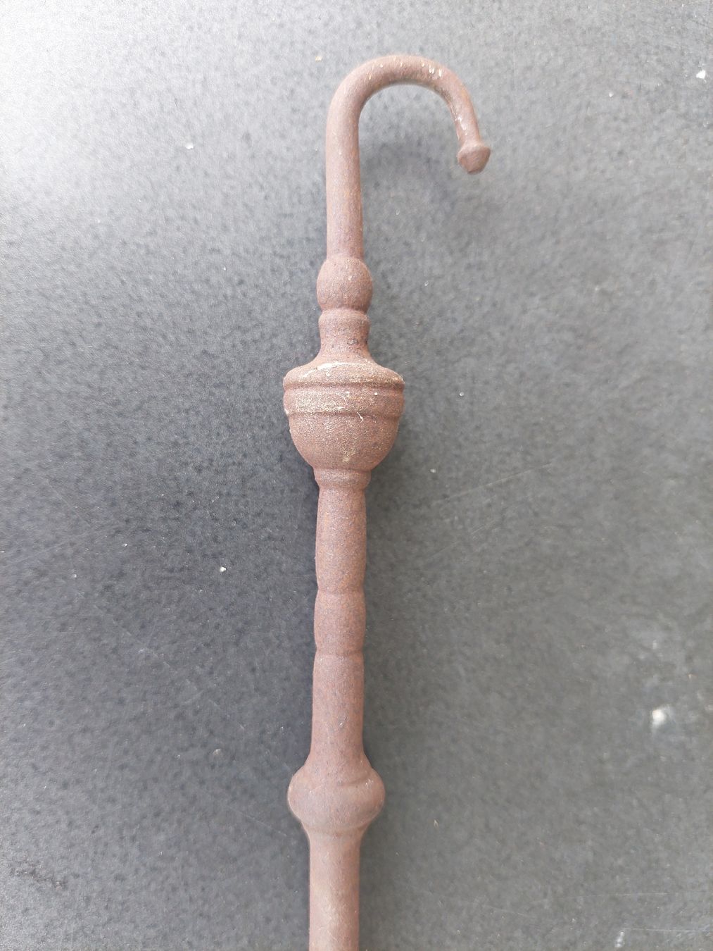 Tutti gli attrezzi: Alter Schürhaken, ca. 52 cm lang – Usato da Brunnen venduto da Livianda 3