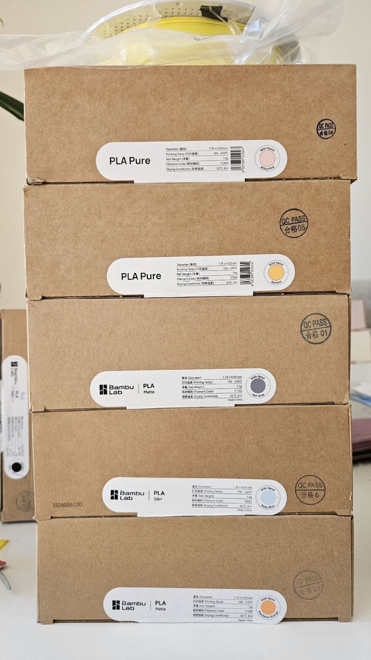 Bambu Lab 3D Drucker: 6x Bambu Lab PLA Filamente, neu und Originalverpackt – Neu und originalverpackt aus Zug von Kira_6300