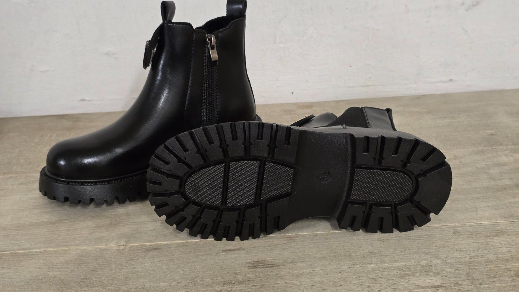 Scarpe per ragazze: Schwarze Chelsea Boots - 32 - mit Profilsohle – Nuovo (secondo la descrizione) da Thalwil venduto da VitaMini 1