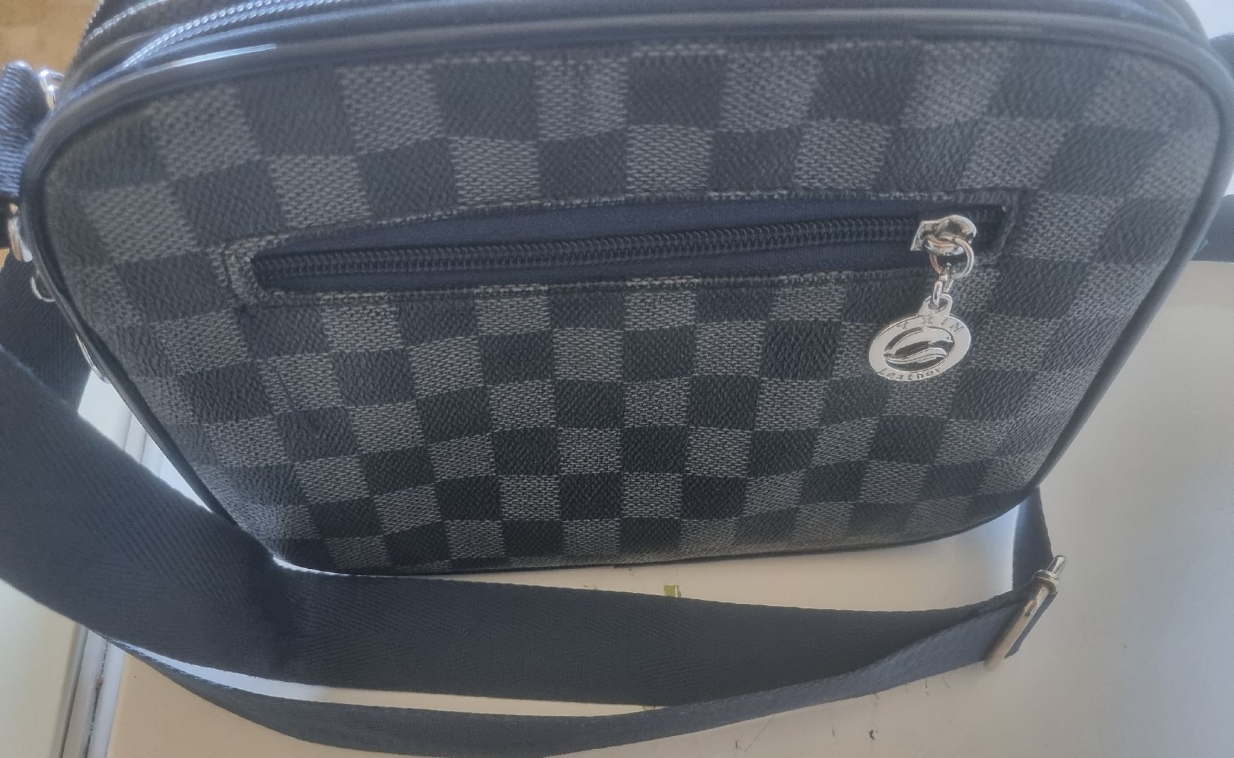 Taschen für Damen: Geräumige Umhängetasche mit vielen Fächern – Gebraucht aus Langnau am Albis von bro_lh5f 1