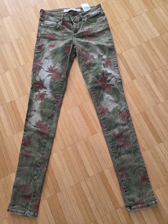 GUESS Skinny Low, Grösse 26, Cooler Look mit Blumenmuster