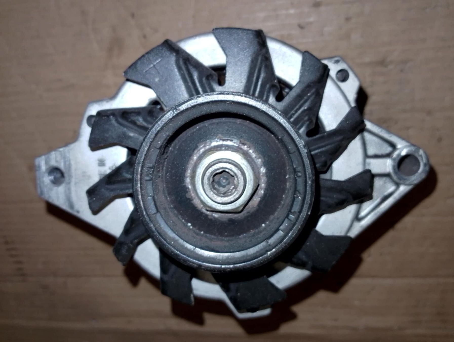 GM Tutti pezzi di ricambio auto: Alternator  GM 2 – Usato da Niedergösgen venduto da usc_tt5r