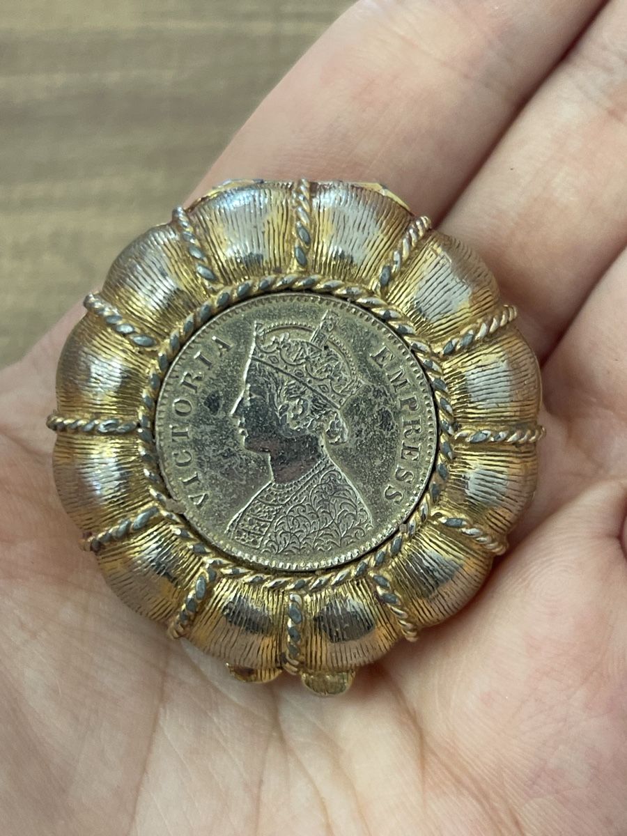 Make-up: Estee Lauder compact coin Victoria Empress good condition – Usato da Schlieren venduto da Norauro 3