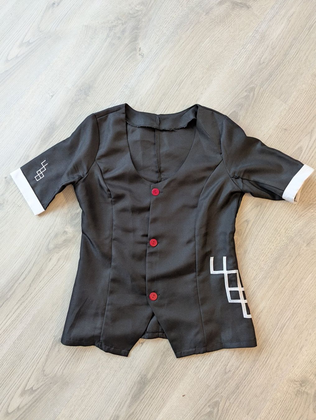 Blusen: Schwarze Bluse mit weissen Details Gr. S – Defekt aus Goldingen von YouAreMySunshine