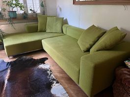 Grosszügiges Ecksofa günstig abzugeben