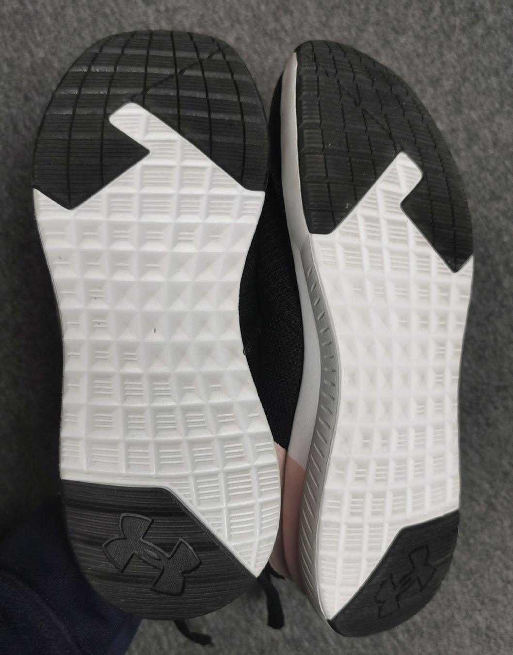 Under Armour Scarpe da donna: Under Armour, Noires/Roses, Taille 40.5, comme neuf! – Nuovo (secondo la descrizione) da Geneve venduto da Vtss00 3