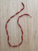 Rote Halskette mit gepressten, verarbeiteten Korallen