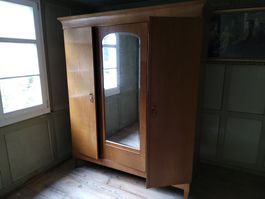antiker Kleiderschrank mit Spiegel