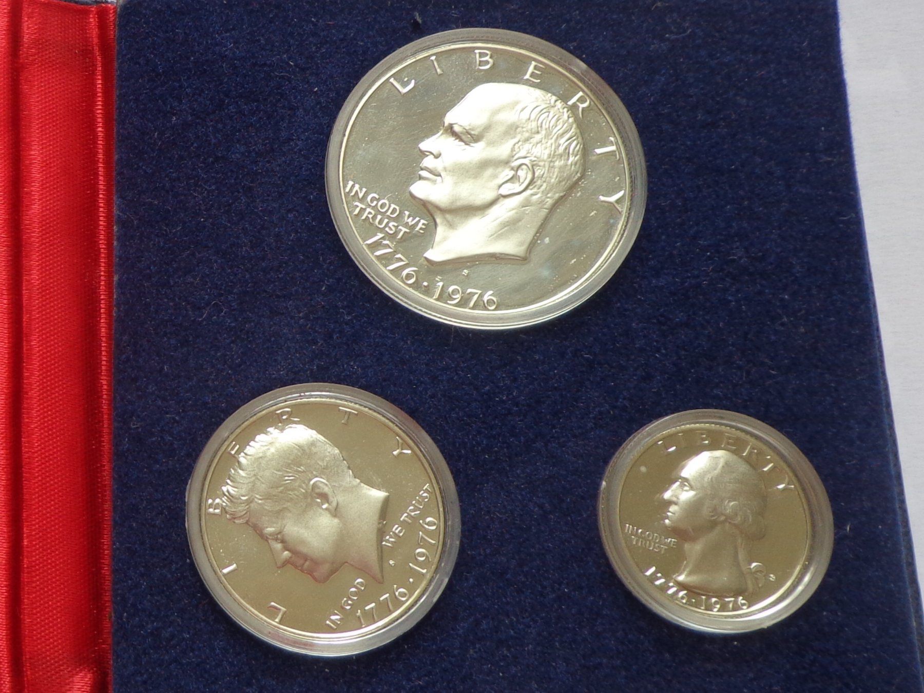 Tutti le monete: USA Mint 3 Coin 1976 Bi Centennial Proof Set with COA – Nuovo e nell'imballaggio originale da Pully venduto da UCA01 2