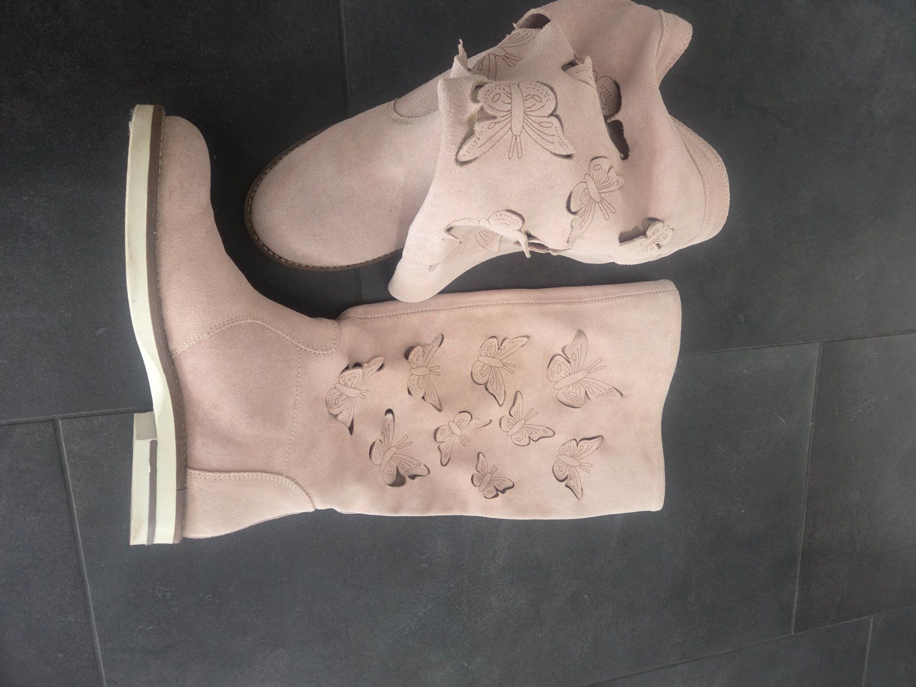 Scarpe da donna: Lederstiefel mit Schmetterlingen Gr.37 – Usato da Sursee venduto da Ventiduese
