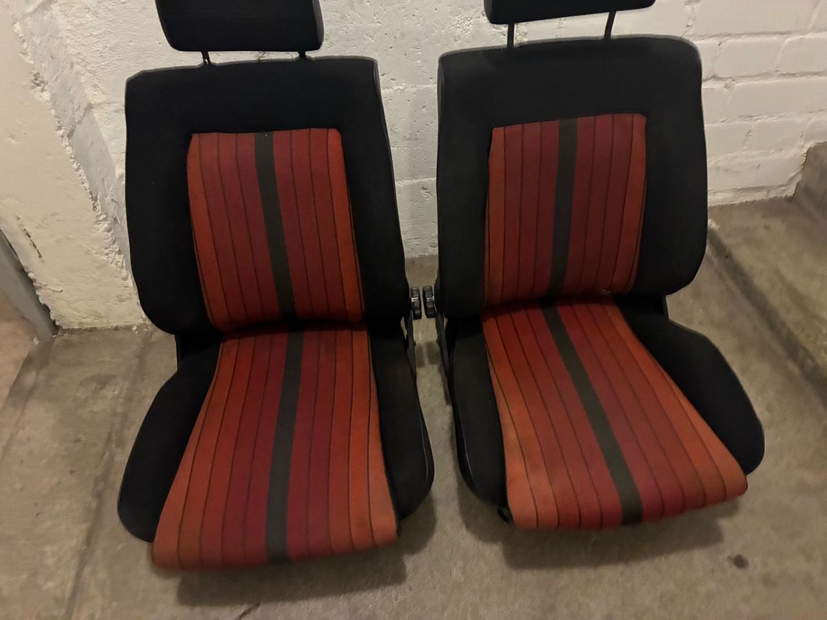 Recaro Tutti pezzi di ricambio auto: Golf 1 Gti Recaro Sitze – Usato da Grenchen venduto da Netii10 3
